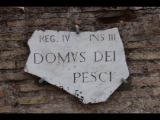 07465 ostia - regio iv - insula iii - domus dei pesci (iv,iii,3) - (via della caupona) - schild.jpg